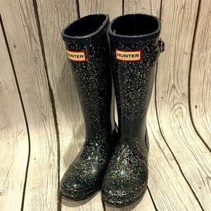 Hunter girls size is size 2/3 tall rubber boots GUC navy with glitter accent
